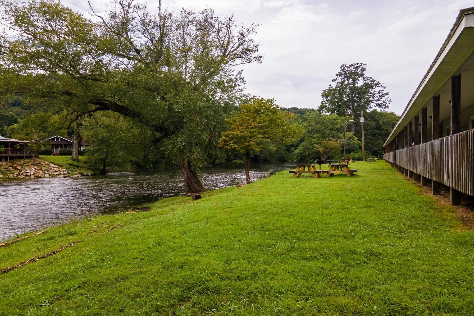 Lloyd'S On The River Country Inn By Oyo บรายซันซิตี ภายนอก รูปภาพ