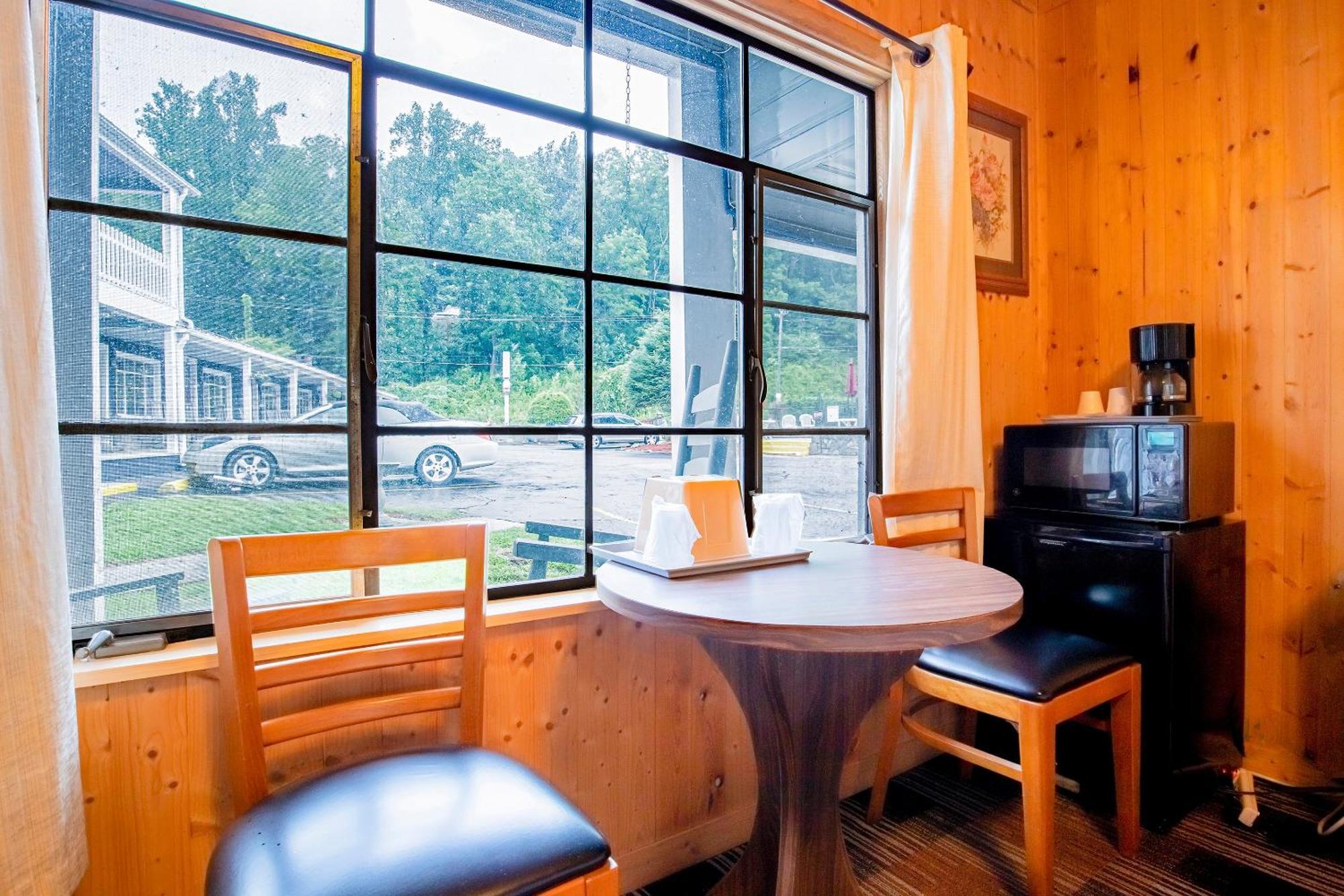 Lloyd'S On The River Country Inn By Oyo บรายซันซิตี ภายนอก รูปภาพ