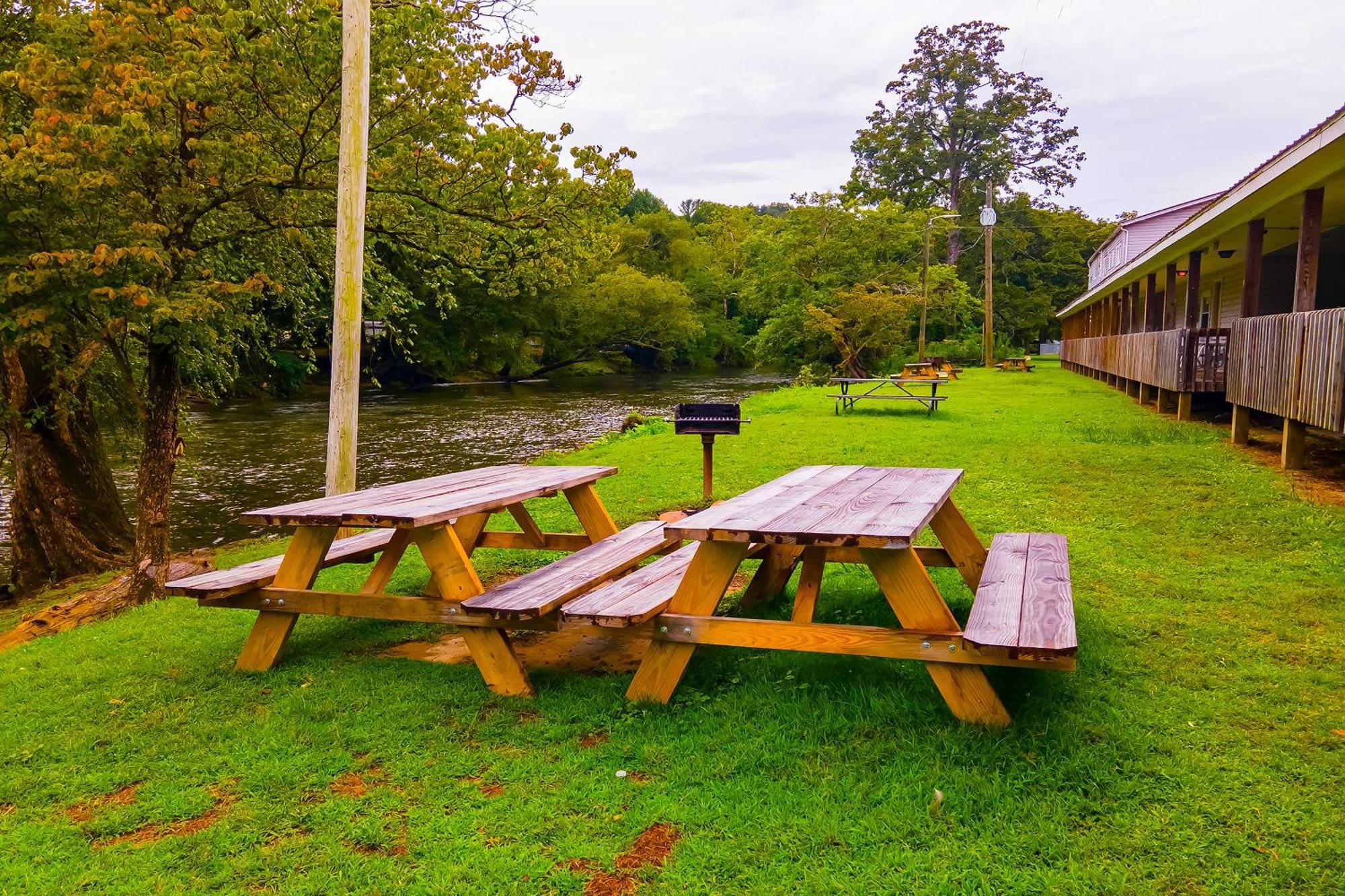 Lloyd'S On The River Country Inn By Oyo บรายซันซิตี ภายนอก รูปภาพ