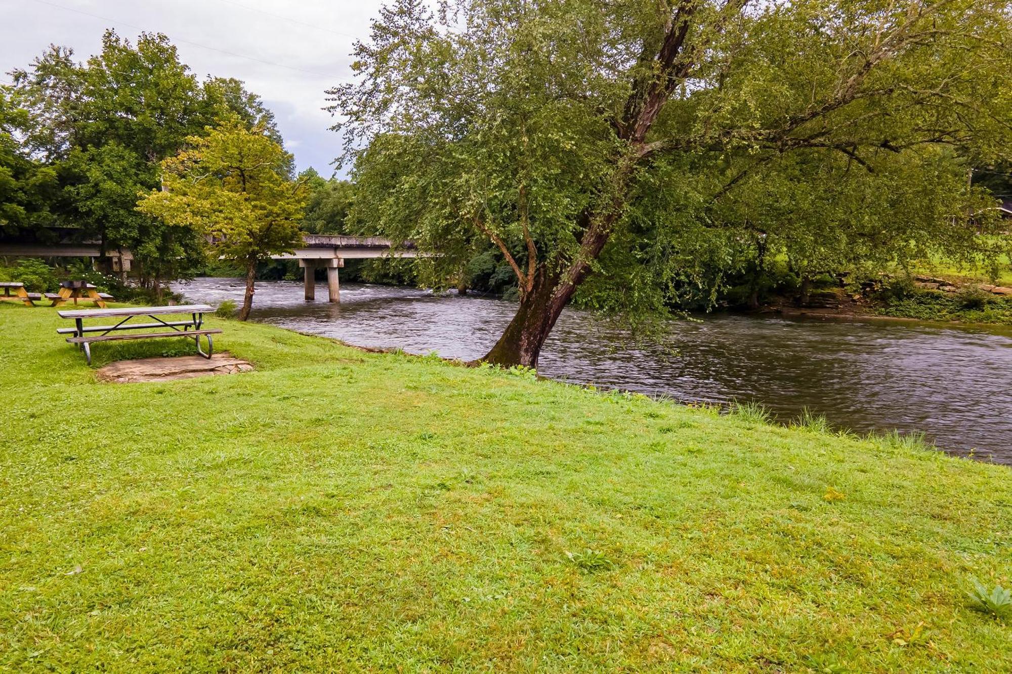 Lloyd'S On The River Country Inn By Oyo บรายซันซิตี ภายนอก รูปภาพ